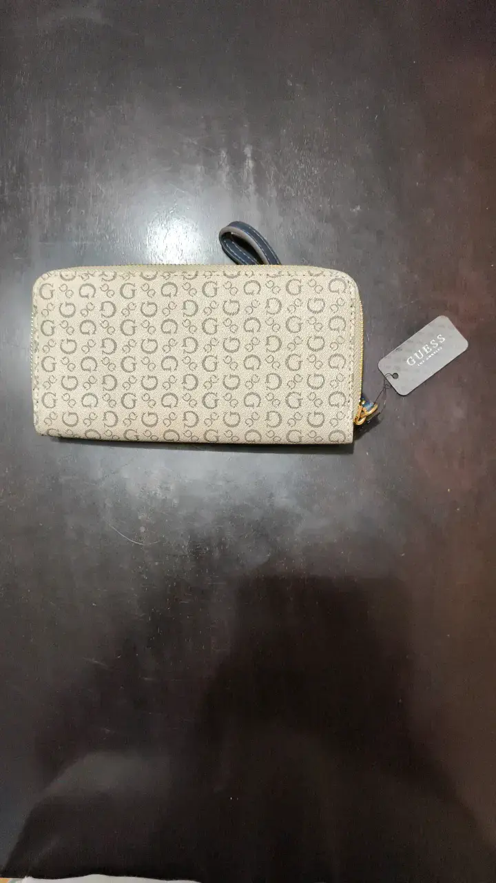 Billetera Guess beige con logo y cierre - 2