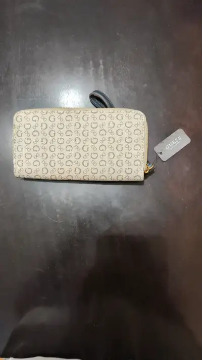 Billetera Guess beige con logo y cierre - miniatura 2