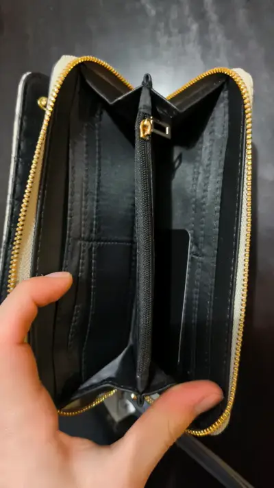 Billetera Guess beige con logo y cierre - miniatura 3