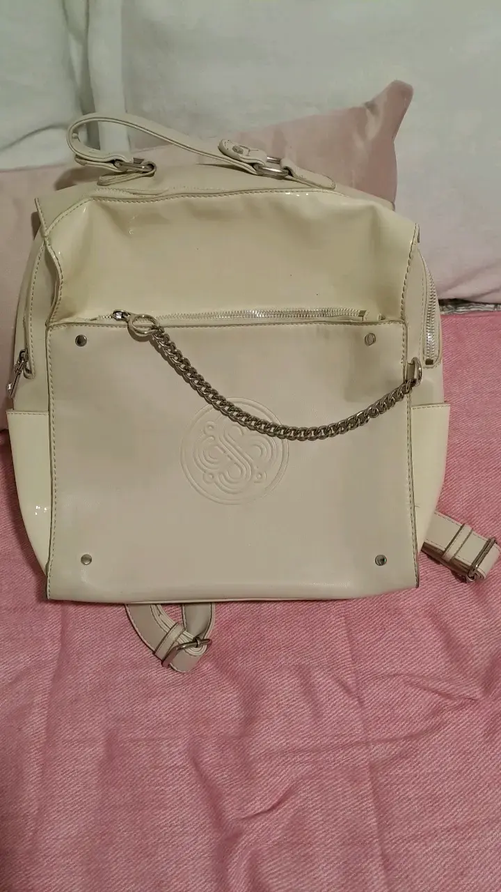 Mochila beige de cuero sintético con cadena decorativa - 1