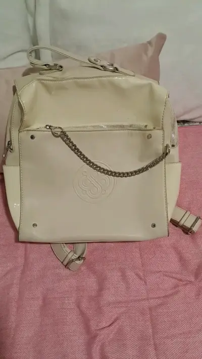 Mochila beige de cuero sintético con cadena decorativa - miniatura 1