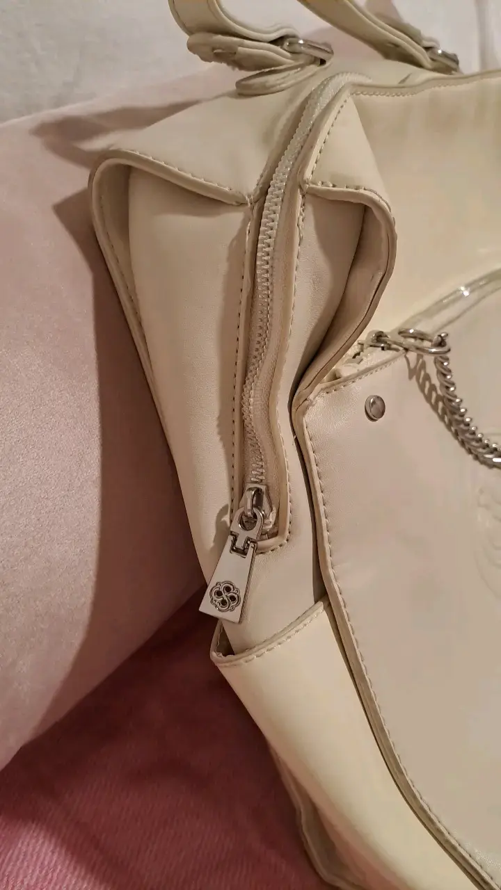Mochila beige de cuero sintético con cadena decorativa - 2