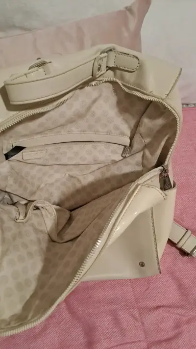 Mochila beige de cuero sintético con cadena decorativa - miniatura 3