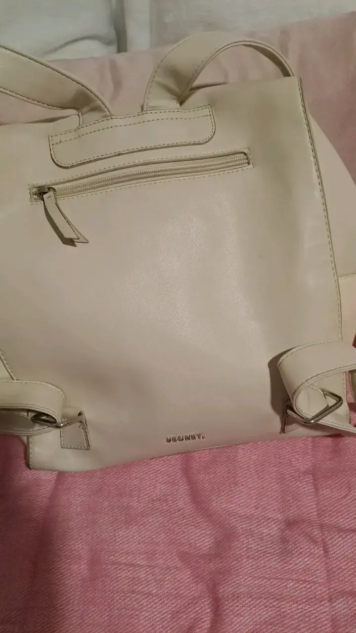 Mochila beige de cuero sintético con cadena decorativa - 4