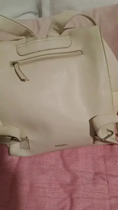 Mochila beige de cuero sintético con cadena decorativa - miniatura 4