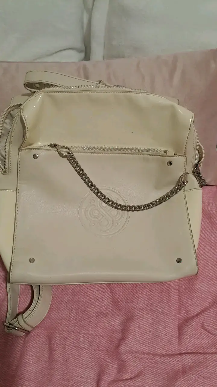Mochila beige de cuero sintético con cadena decorativa - 5