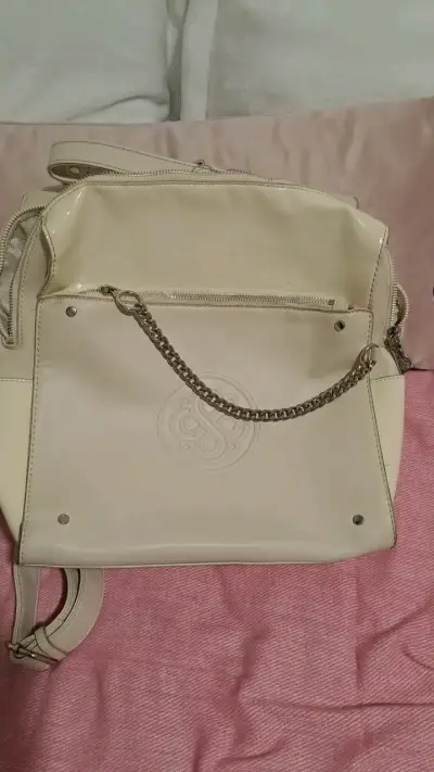 Mochila beige de cuero sintético con cadena decorativa - miniatura 5