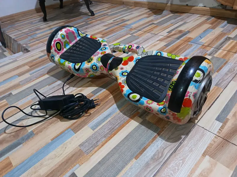 Hoverboard eléctrico con diseño floral y cargador