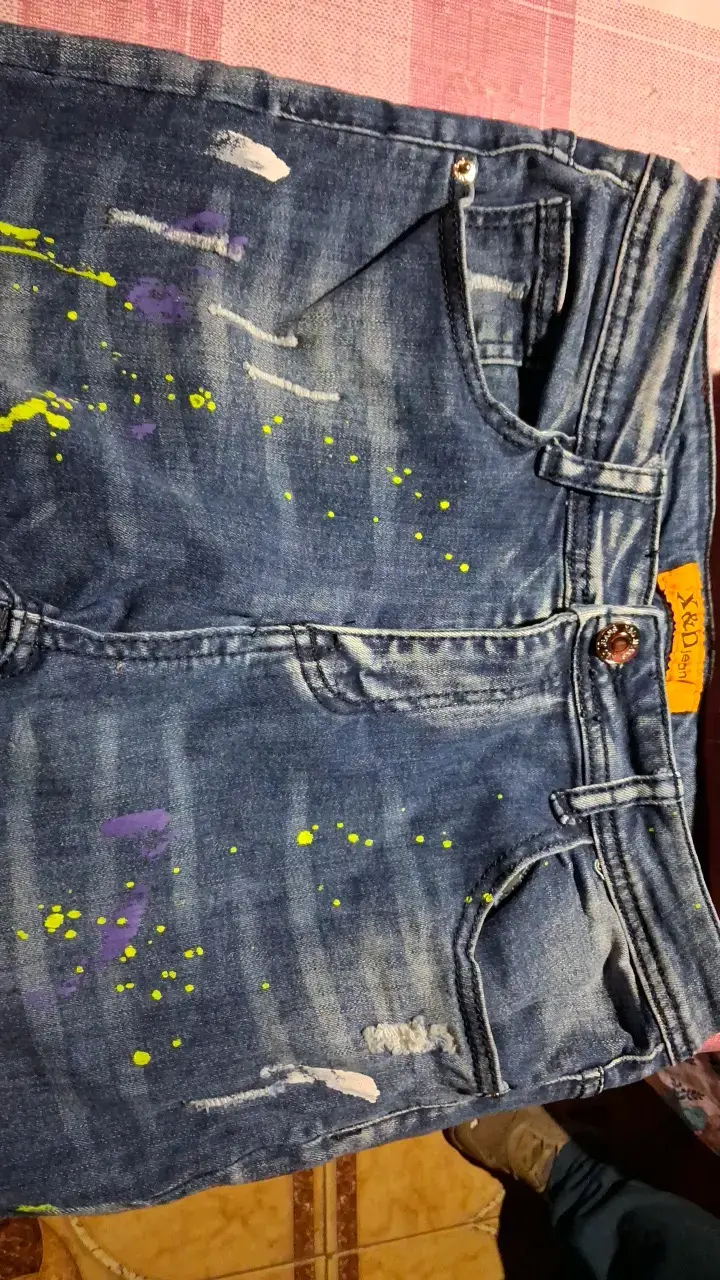 Jeans de mezclilla con diseño de pintura - 1
