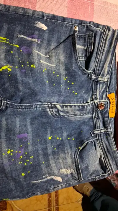 Jeans de mezclilla con diseño de pintura - miniatura 1