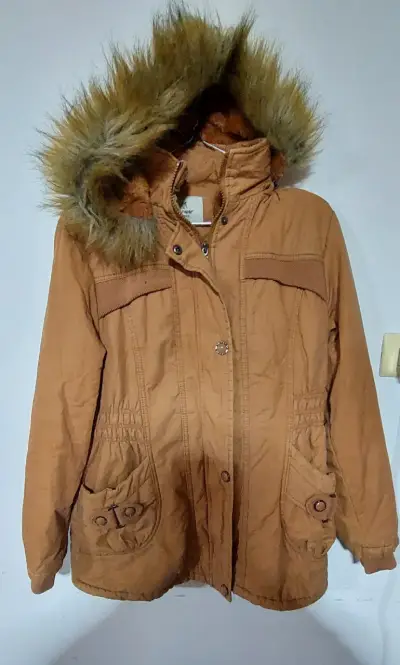 Parka de mujer marrón con capucha de piel sintética - miniatura 1