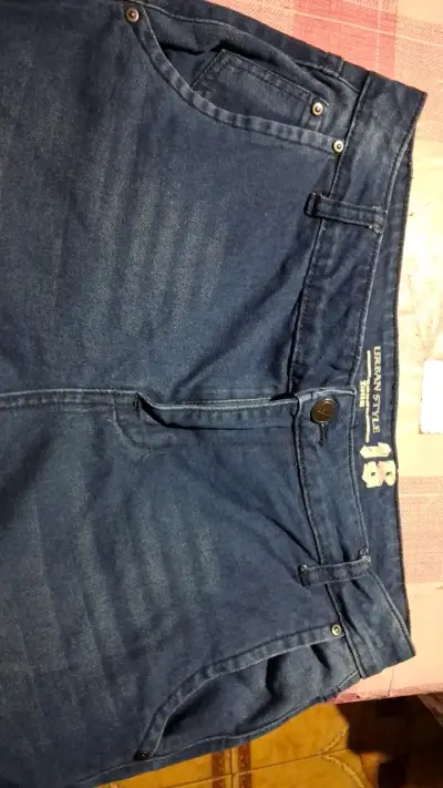 Jeans azul oscuro estilo urbano para hombre - miniatura 1