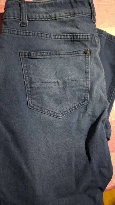 Jeans azul oscuro estilo urbano para hombre - miniatura 2