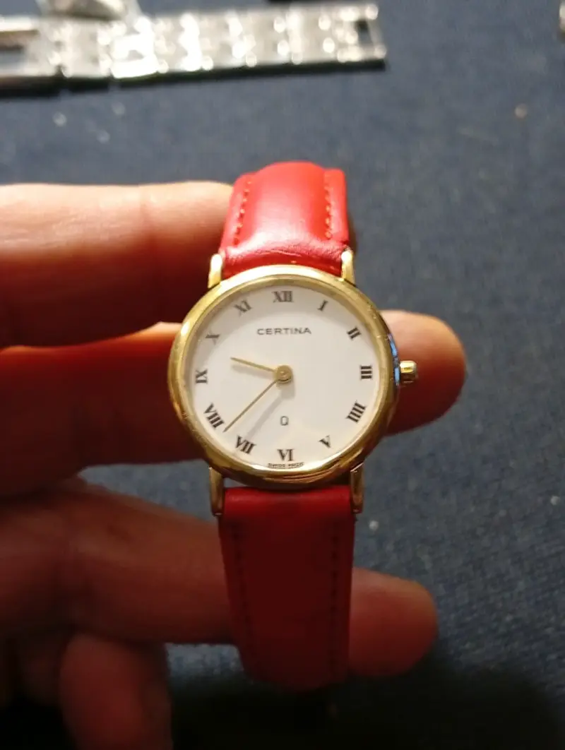 Reloj Certina de pulsera con correa roja - 3