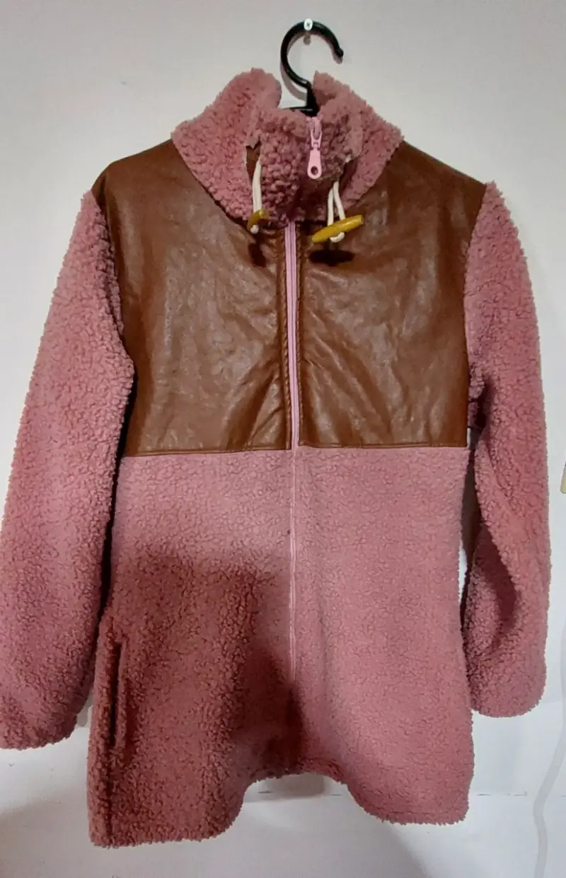 Chaqueta de lana sintética rosada con detalles marrones - 1