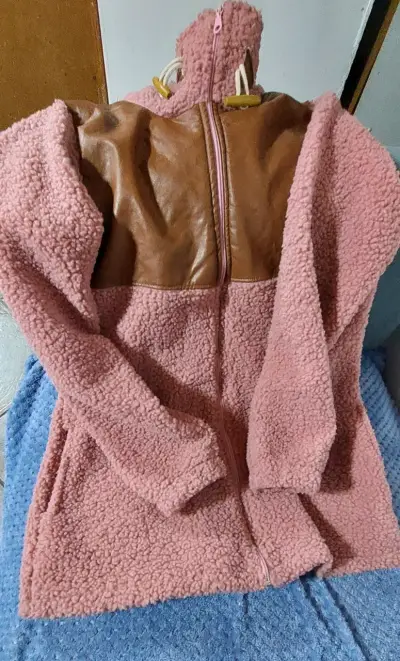 Chaqueta de lana sintética rosada con detalles marrones - miniatura 3