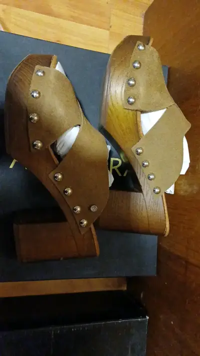 Sandalias de Tacón Alto Amphora Marrón con Tachas - miniatura 4