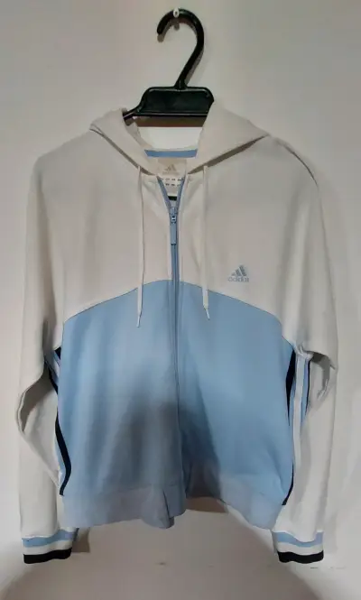 Polerón con capucha Adidas bicolor blanco y celeste - miniatura 1