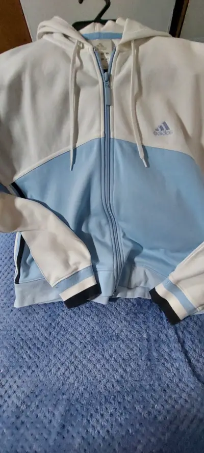 Polerón con capucha Adidas bicolor blanco y celeste - miniatura 3