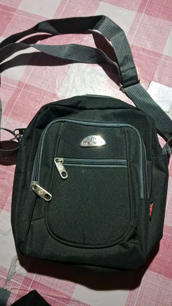 Bandolera negra Meiluo con múltiples bolsillos