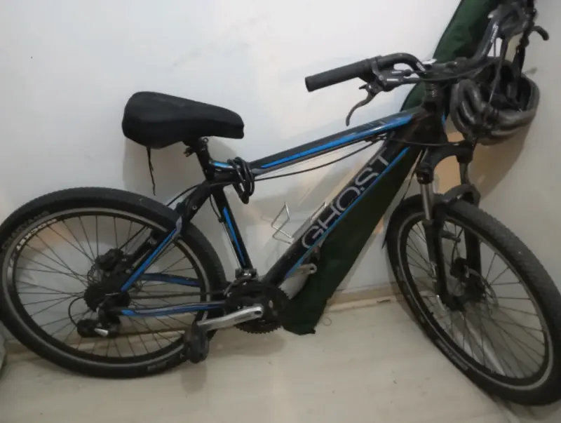 Bicicleta de montaña Ghost con casco y candado - 1