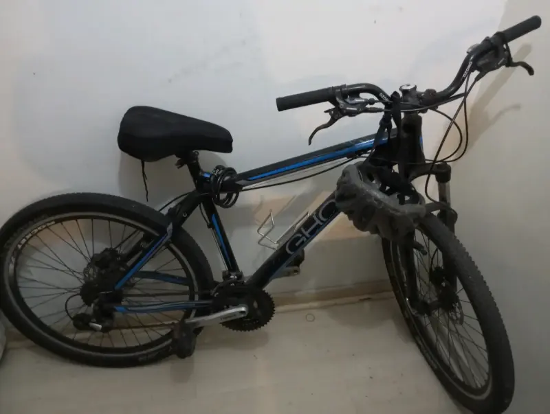 Bicicleta de montaña Ghost con casco y candado - 2