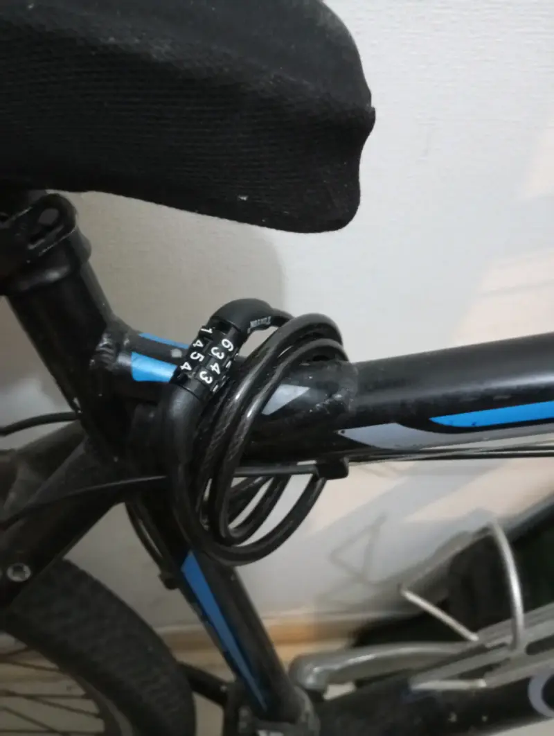 Bicicleta de montaña Ghost con casco y candado - 4