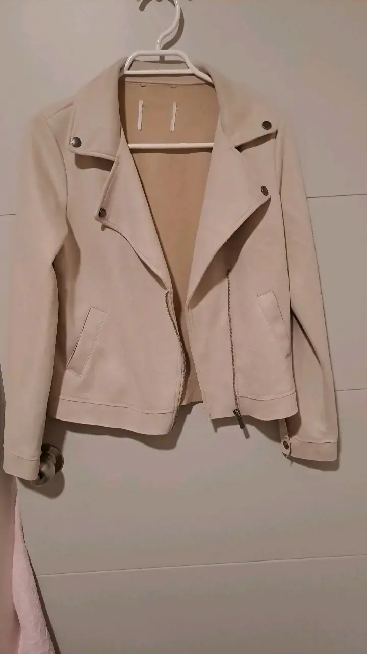 Chaqueta beige de mujer estilo biker - 1