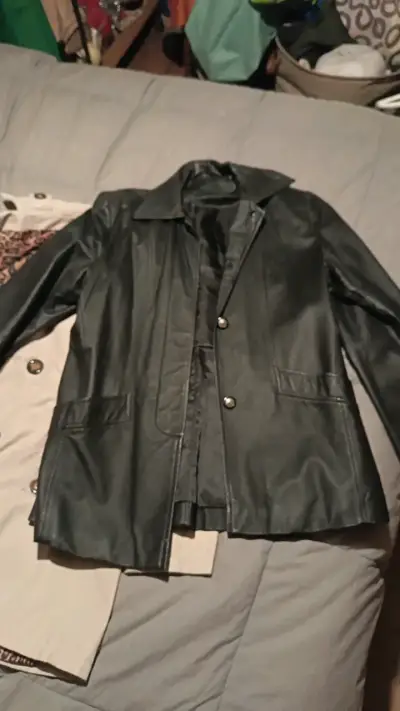 Chaqueta de cuero negra  talla M - miniatura 1