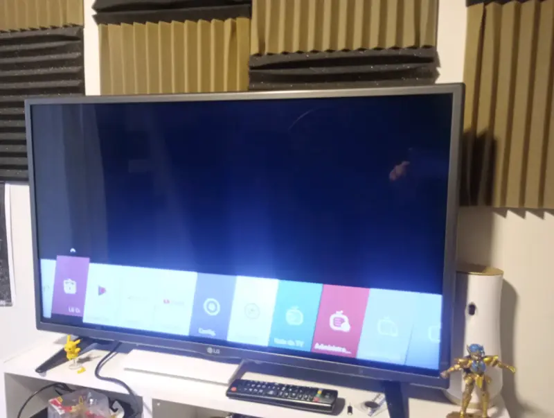 LG Smart TV 32 pulgadas +control y fuente de poder - 1