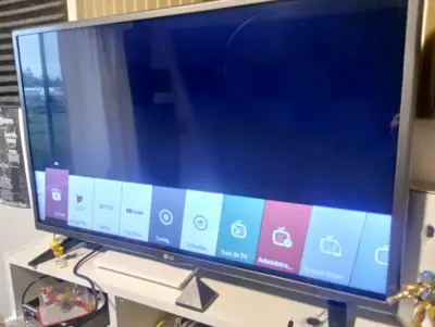 LG Smart TV 32 pulgadas +control y fuente de poder - miniatura 2
