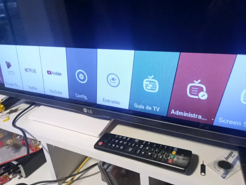 LG Smart TV 32 pulgadas +control y fuente de poder - 4