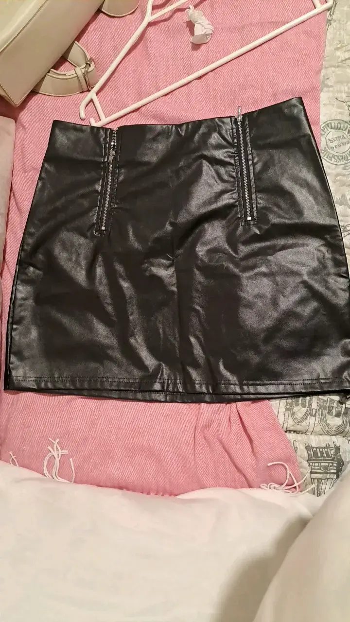 Falda corta negra de cuero sintético con cierres - 1