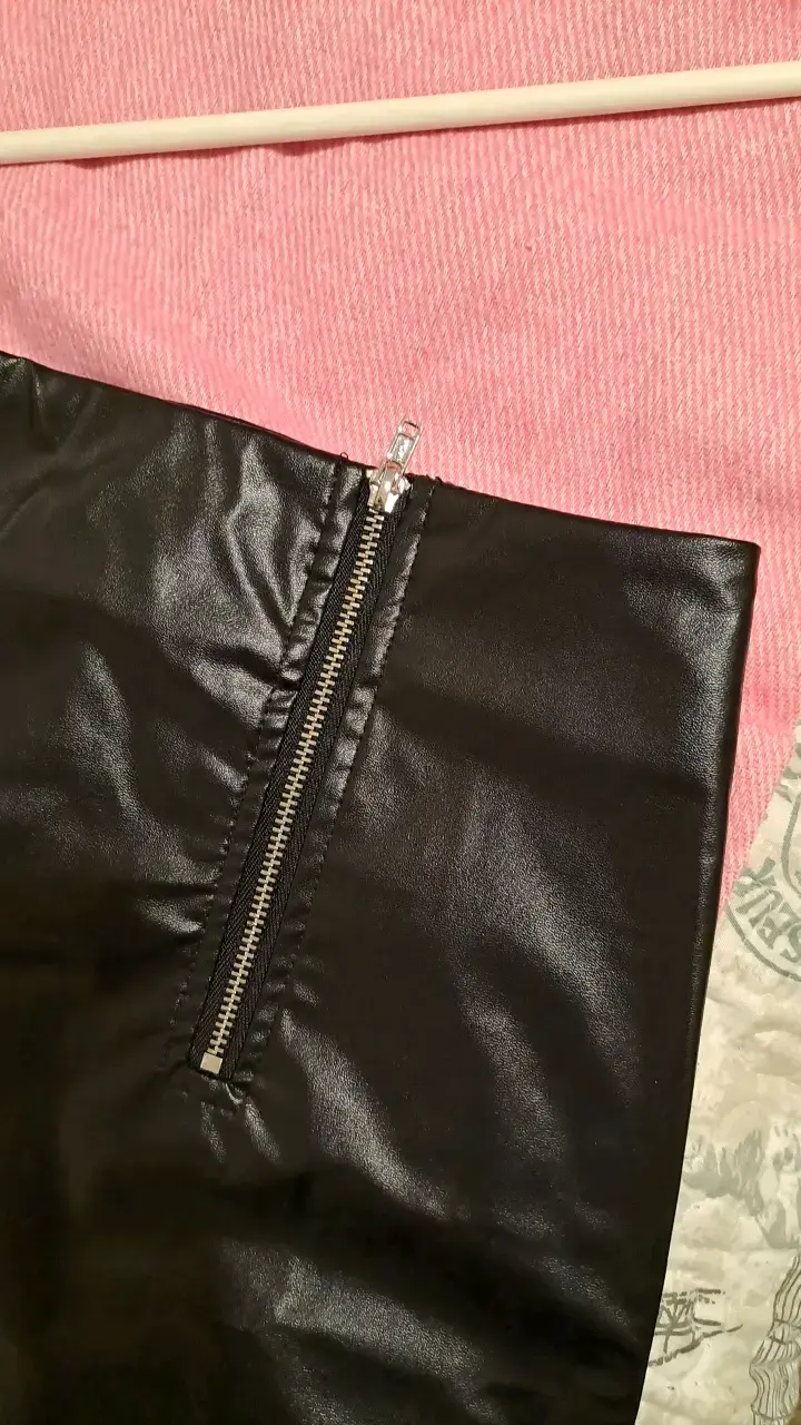 Falda corta negra de cuero sintético con cierres - 2