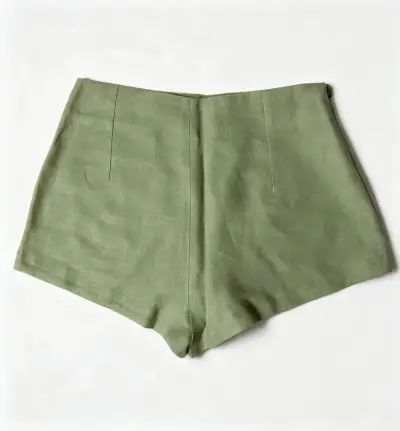 Shorts de lino verde oliva para mujer - miniatura 3