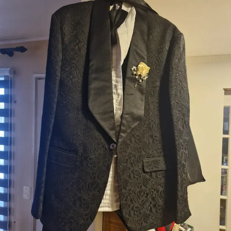 Elegante blazer negro con diseño floral para novio - 1