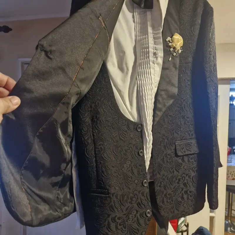 Elegante blazer negro con diseño floral para novio - 2