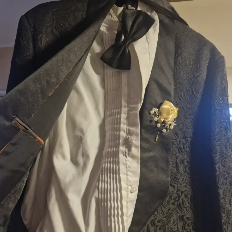 Elegante blazer negro con diseño floral para novio - 3