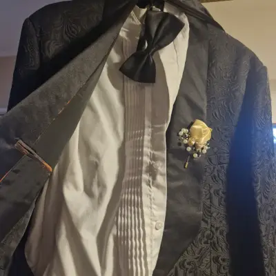 Elegante blazer negro con diseño floral para novio - miniatura 3