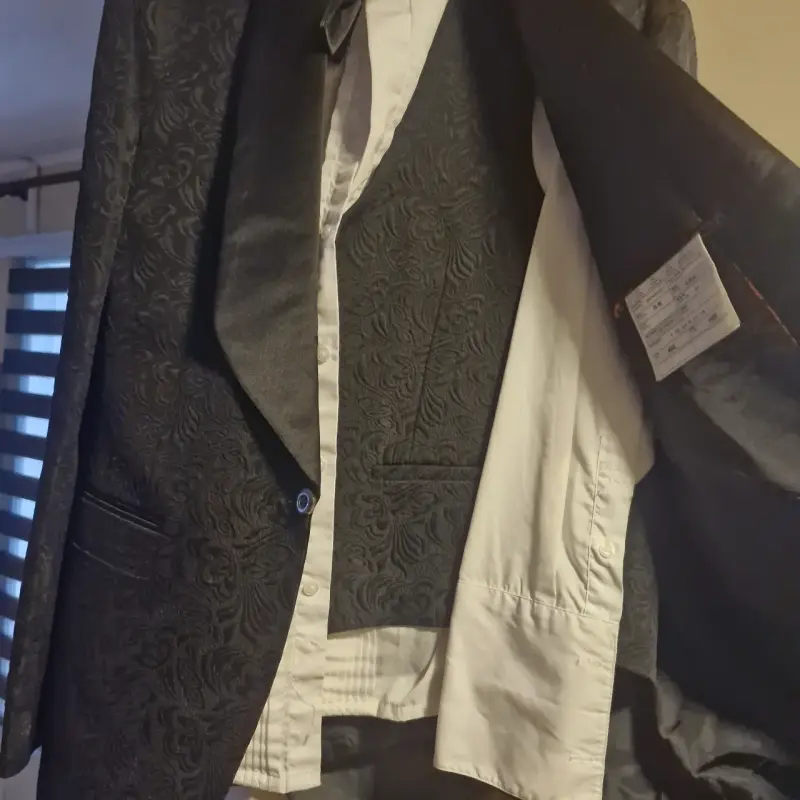 Elegante blazer negro con diseño floral para novio - 6
