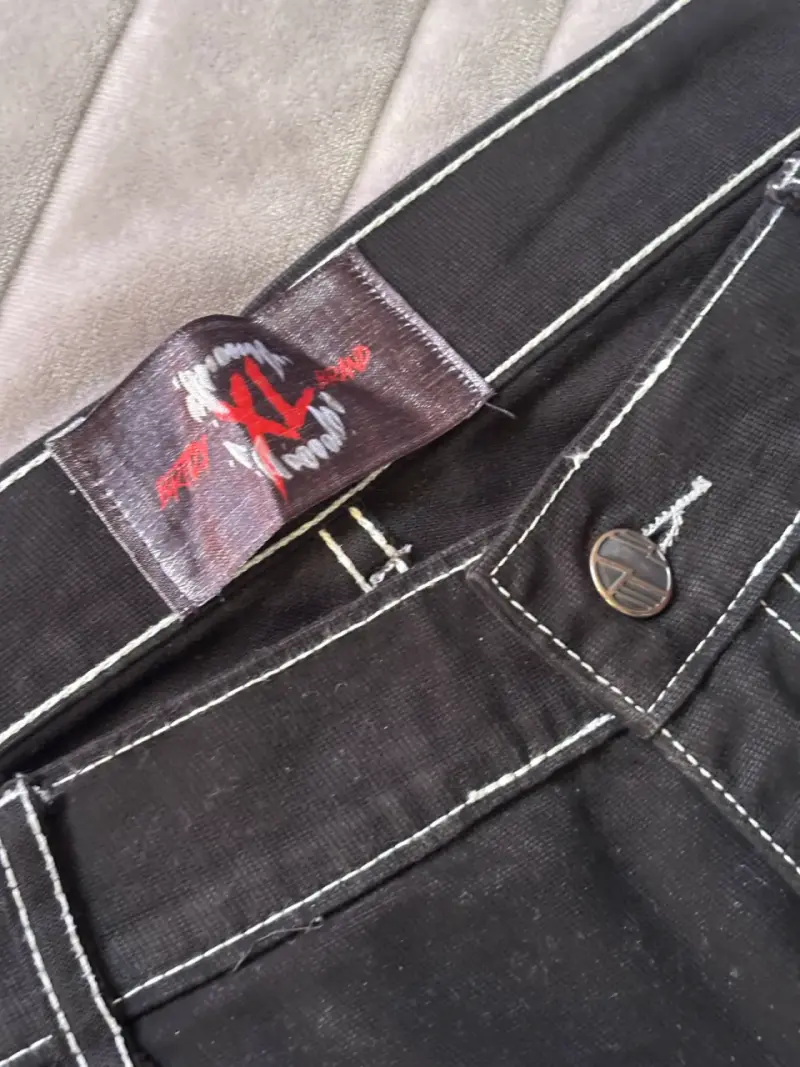 Pantalones cargo negros con costuras blancas - 1