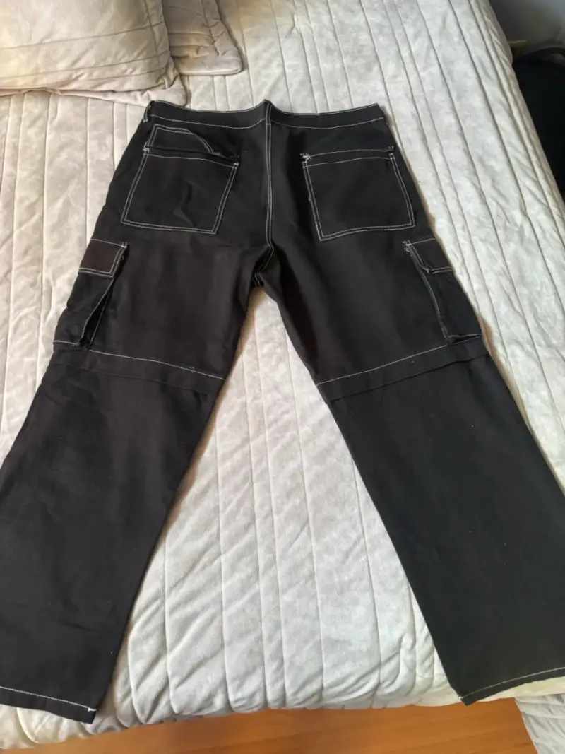 Pantalones cargo negros con costuras blancas - 2