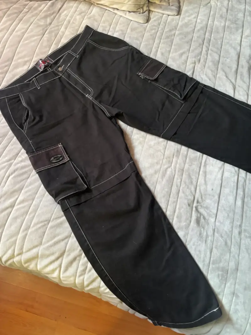 Pantalones cargo negros con costuras blancas - 3