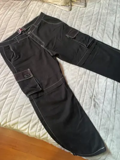 Pantalones cargo negros con costuras blancas - miniatura 3