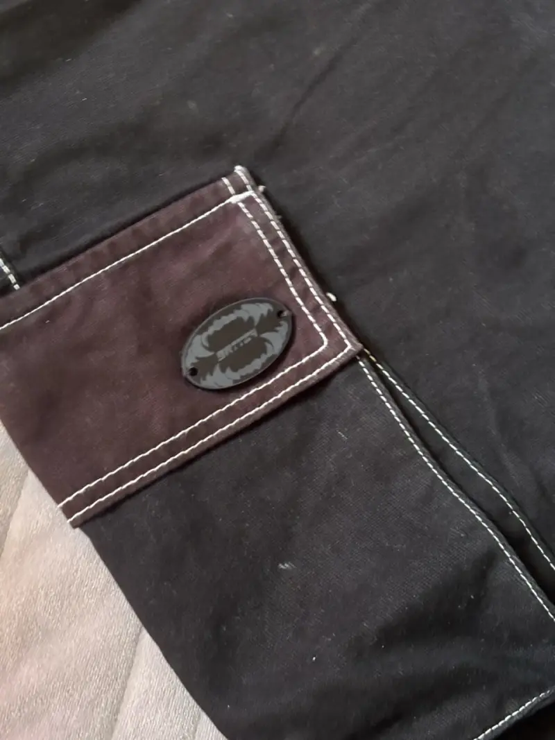 Pantalones cargo negros con costuras blancas - 4