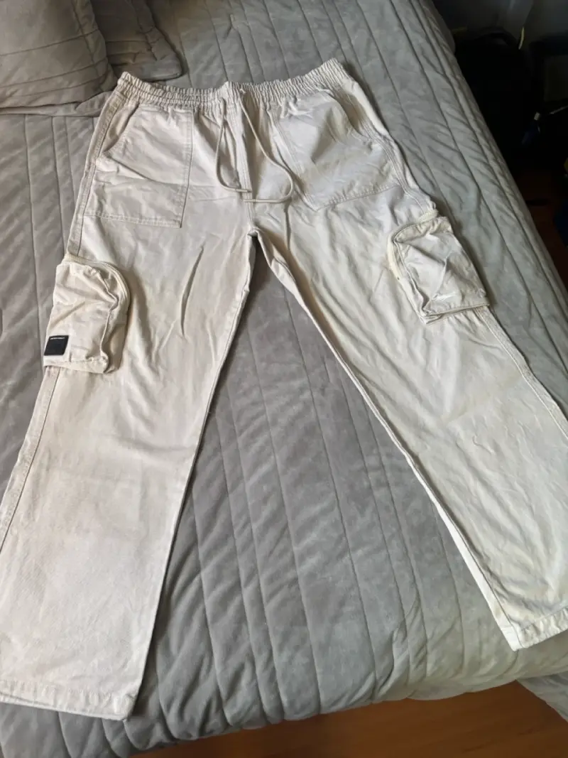 Pantalones cargo beige con bolsillos laterales - 1