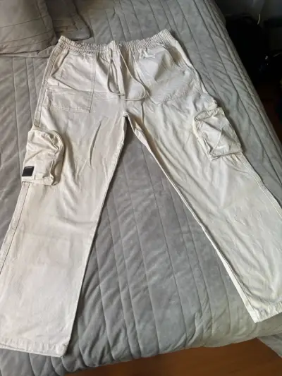 Pantalones cargo beige con bolsillos laterales - miniatura 1