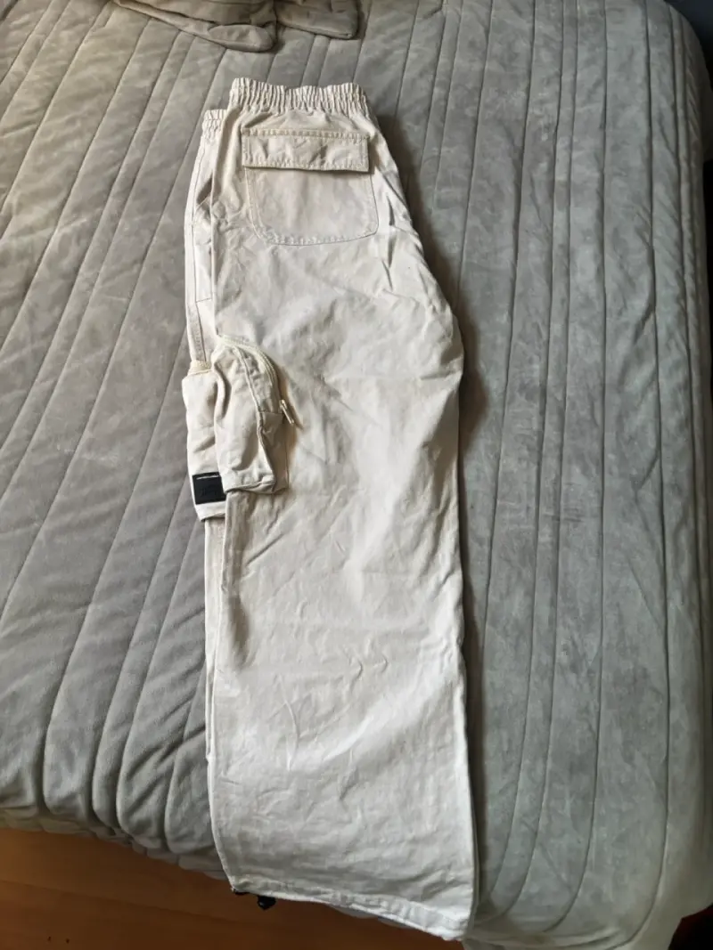 Pantalones cargo beige con bolsillos laterales - 2