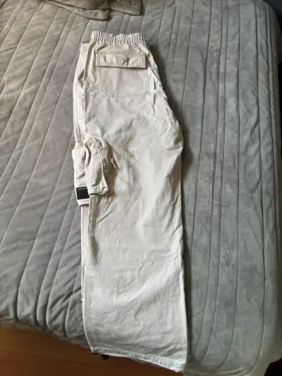 Pantalones cargo beige con bolsillos laterales - miniatura 2