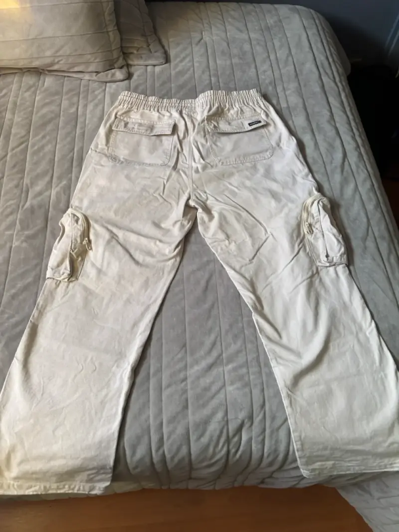 Pantalones cargo beige con bolsillos laterales - 3